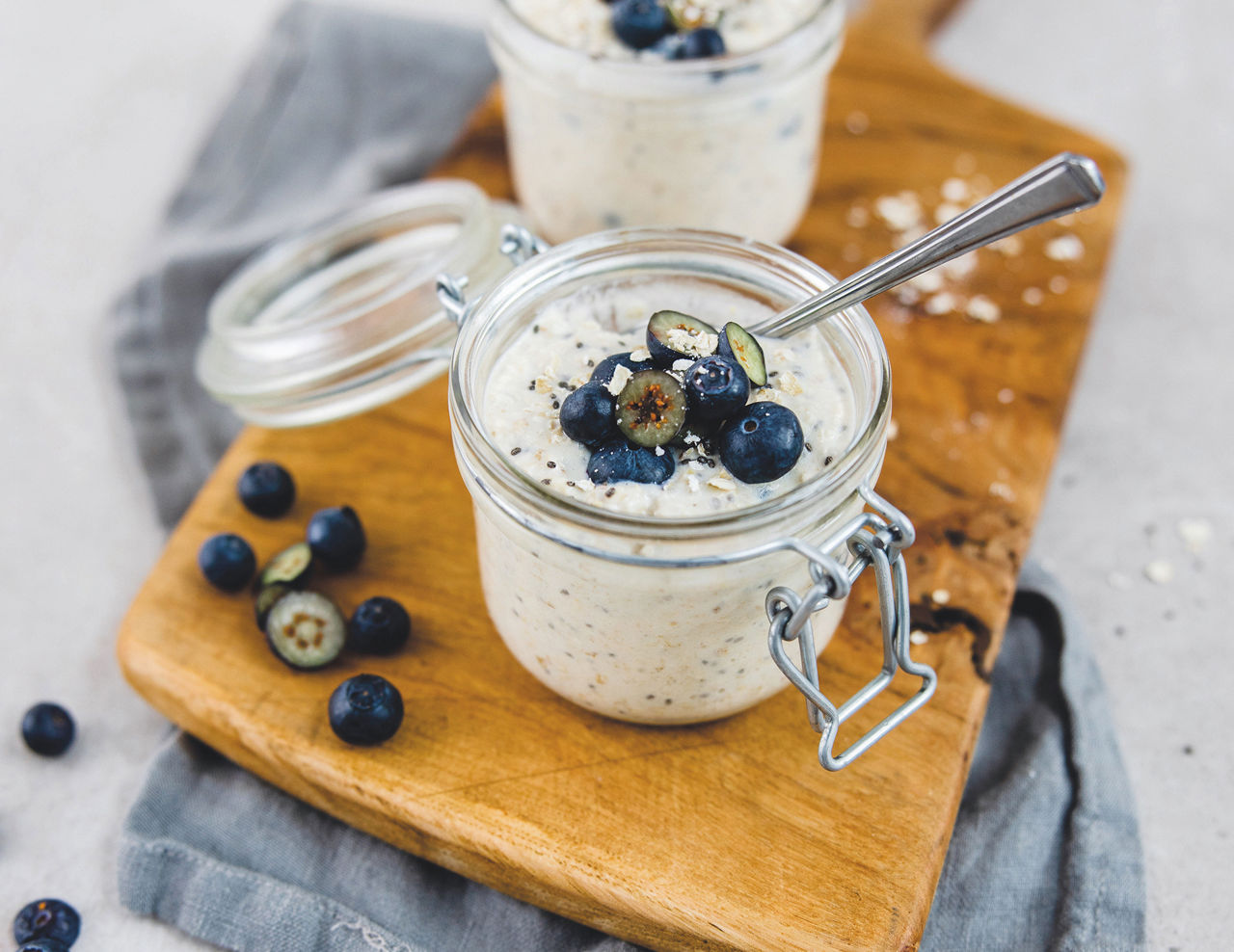 Avena con chía en frascos cubierta con arándanos frescos