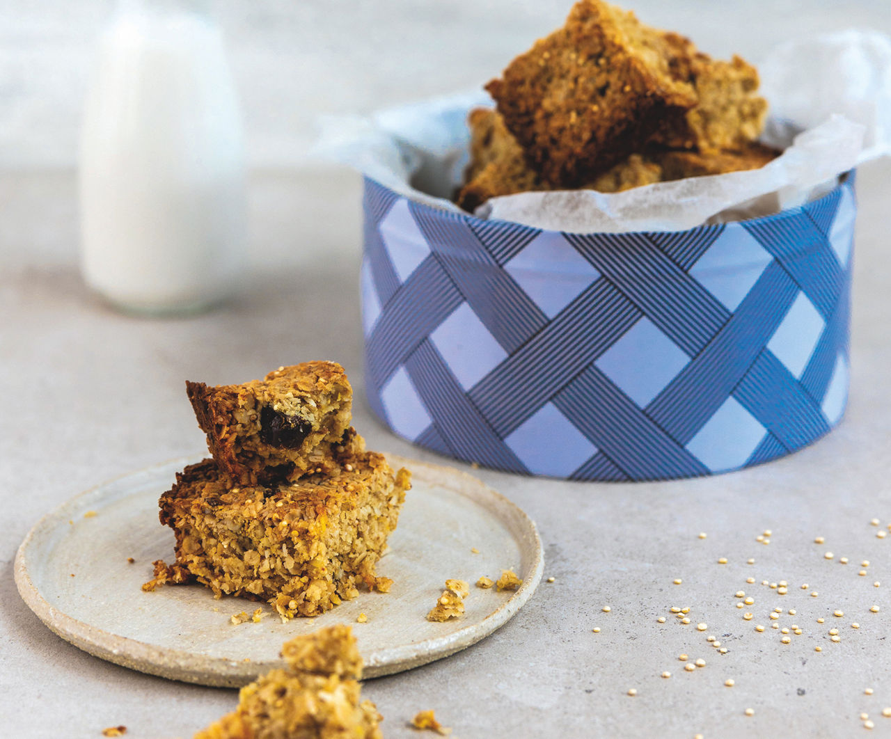 Cuadrados de quinoa en una caja y en un plato